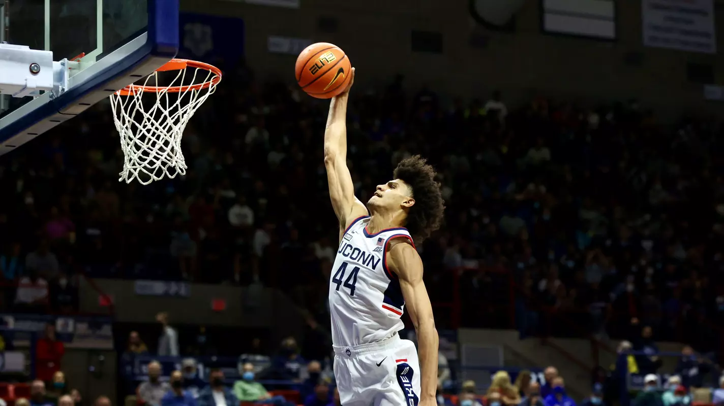 Andre Jackson dunks against CCSU on November 9, 2021