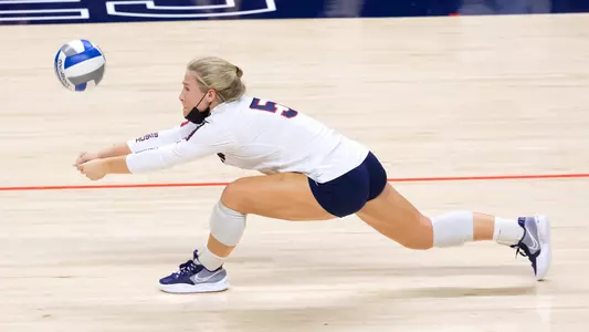 McKayla Wuensch stretching out for a dig
