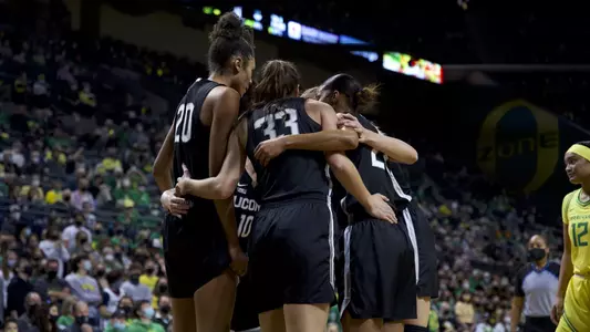 UConn wbb huddle