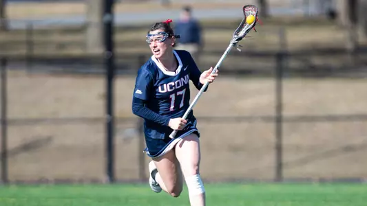 Julia Ozimek running with the ball