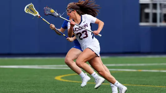 Amanda McMahon running downfield past a defender