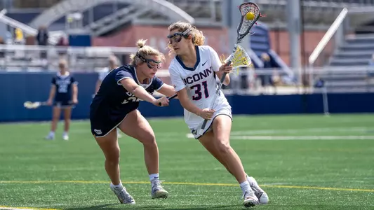 Sophie Sorenson working off a defender's ride