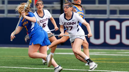 Julia Ozimek defending a Hofstra player