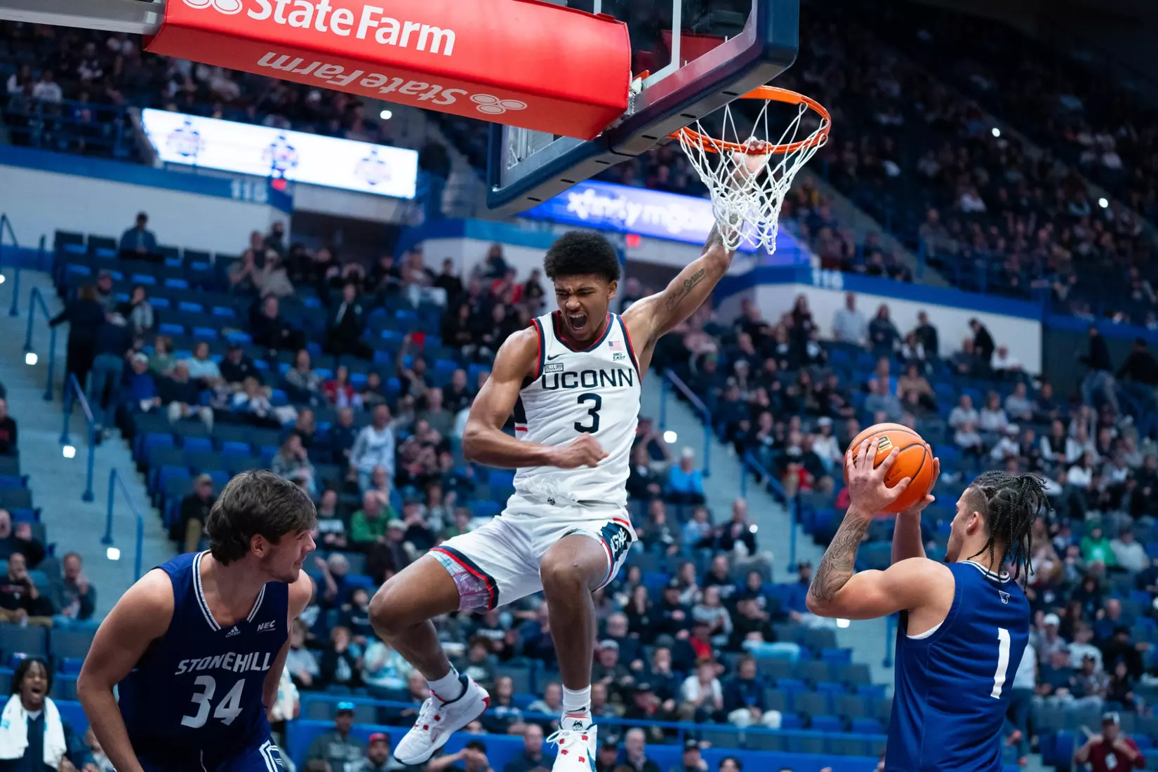 Jaylin Stewart dunks the ball during the Stonehill game.