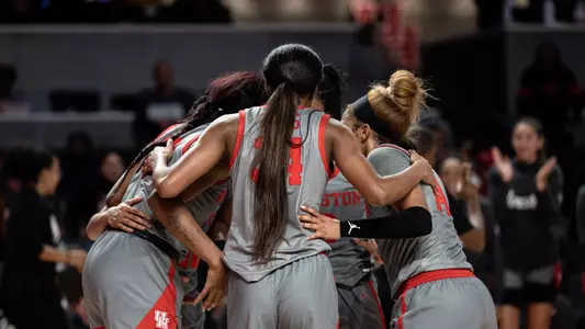 On court huddle vs UT Arlington