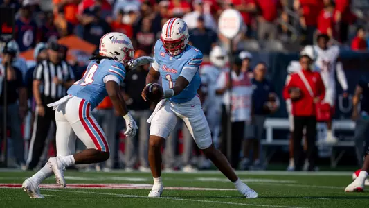 Donovan Smith hands off to Tony Mathis Jr vs UTSA