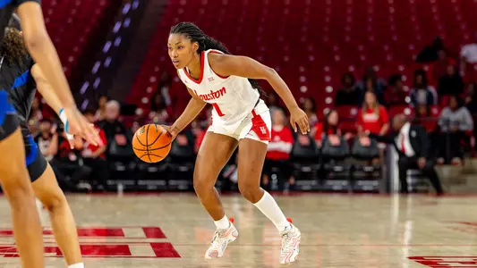 Kyndall Hunter dribbling a basketball