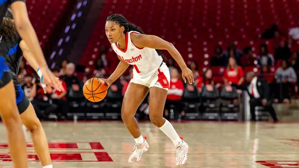 Kyndall Hunter dribbling a basketball