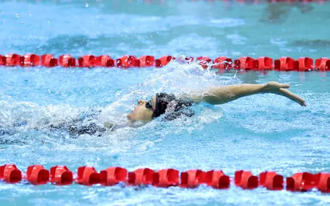 Junior Elizabeth Jimenez swimming the backstroke