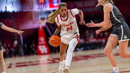 Amirah Abdur-Rahim facing Montana defender