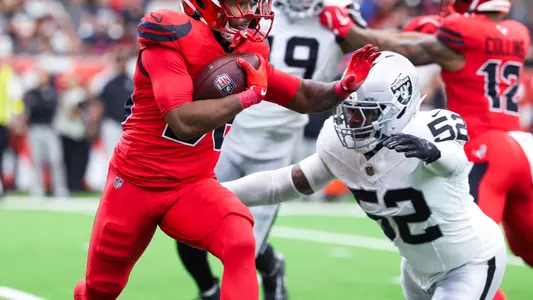 Elandon Roberts tackles Houston Texans running back
