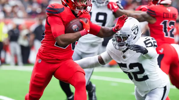 Elandon Roberts tackles Houston Texans running back
