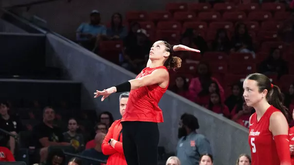 Kamille Gibson serve