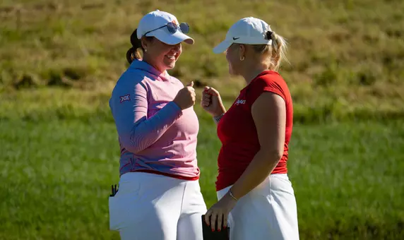 Rachel Pollock, Emilia Väistö, fist bump