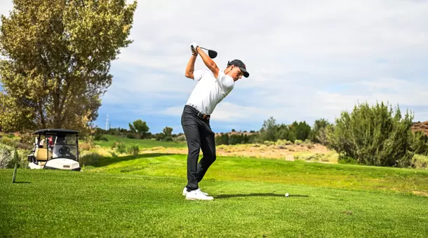 Sacha Ruiz tees off