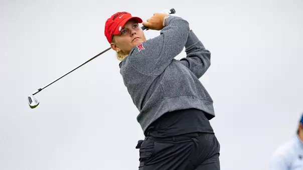 Emilia Väistö watches her tee shot