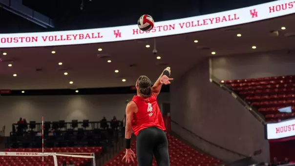 Kamille Gibson serve