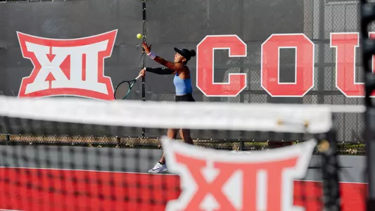 Chems Doha Zeghlouli seves a tennis ball