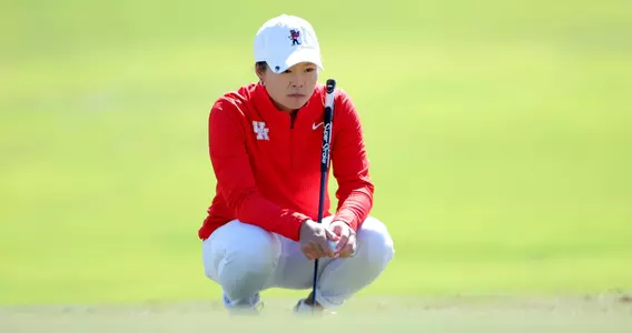 Maelynn Kim lines up putt at Chevron Collegiate