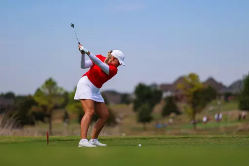 Emilia Väistö swings at a ball.