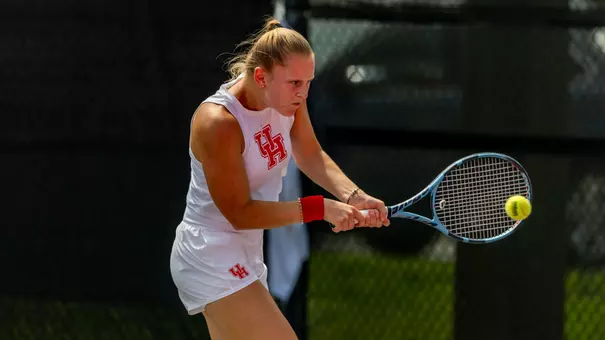 Sophie Schouten hits tennis ball