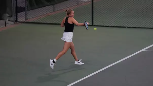 Sophie Schouten hits tennis ball