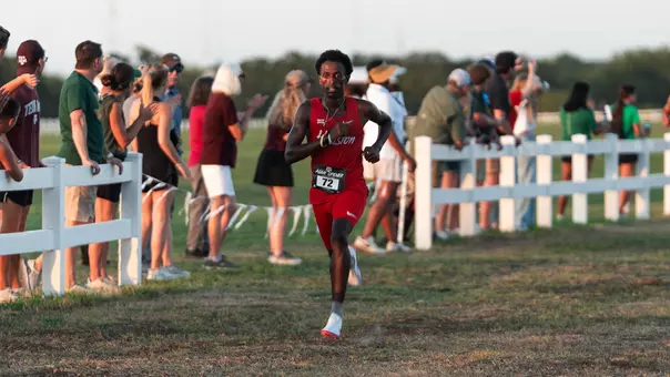Henok Hagos running at Aggie Opener