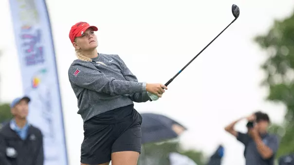 Emilia Väistö watches her drive during ANNIKA Intercollegiate