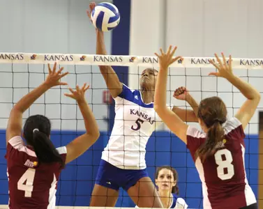 Jayhawks Roll Past UALR, Take Second in Kansas Invitational Image