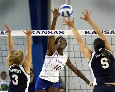 Kansas Improves Win Streak To Three With Sweep Over St. Peter's Image