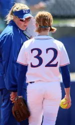 Cyclones Edge Softball, 2-1 Image