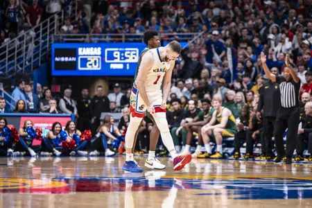 No. 4 Kansas Wins 18th Straight at Home, 64-61 Over No. 13 Baylor Image