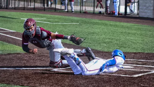 Texas bats stun Kansas in conference opener Image