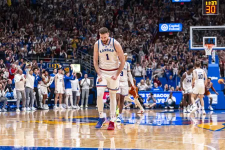 Dickinson Scores 20 to Lead Kansas Past Texas, 86-67 Image