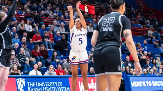 Kansas Wins Third Straight, Downs Central Arkansas 69-48 Image
