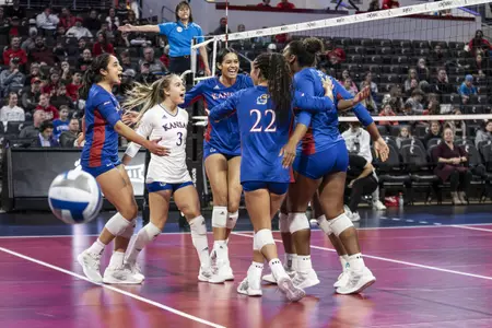 No. 15 Kansas Sweeps Cincinnati in Straight Sets Image