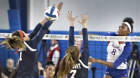 No. 7 Kansas sweeps Belmont, 3-0 Image