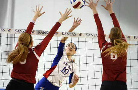No. 8 Kansas sweeps Oklahoma to open Big 12 play Image