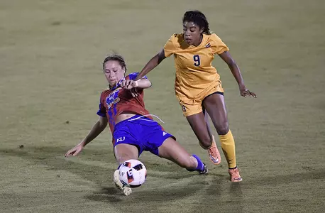 No. 3 Mountaineers hold off Jayhawks, 1-0 Image