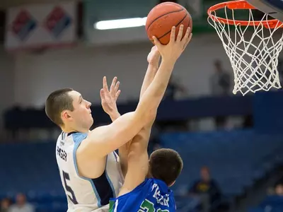 Men's Basketball Defeats Vermont on Beach Night 71-68 Image