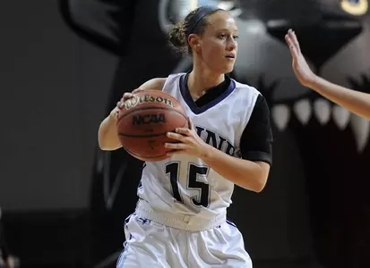 Women's Basketball Nipped at Sacred Heart, 76-75 Image