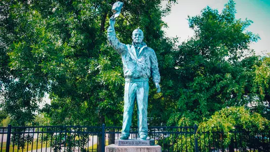 Alfond Statue Web