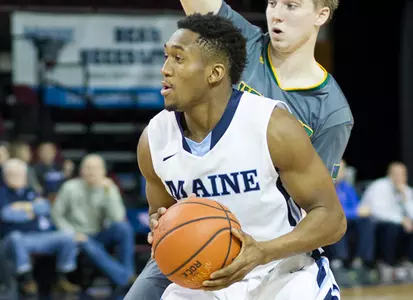 Men's Hoops Falls Late at Vermont Image