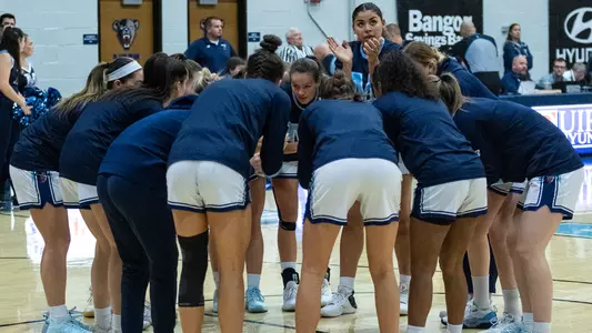 wbb-huddle-army
