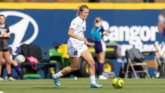 Lara Kirkby dribbles the ball.