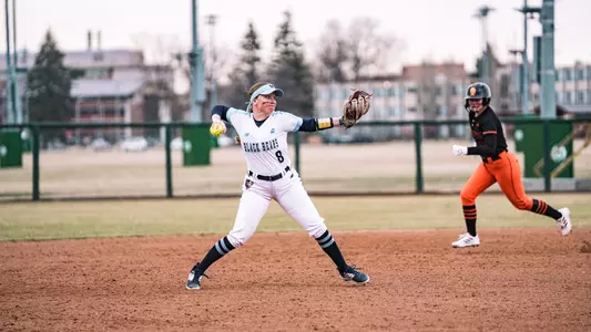 Rylee Kent throws the ball.