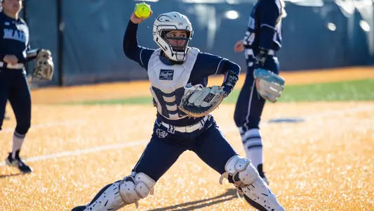 Kennedy Prieset throws the ball.