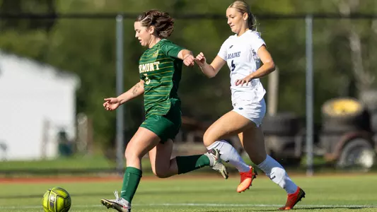 Victoria Dungey battles for the ball.