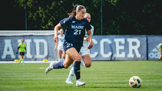 Jordane Pinette dribbles the ball