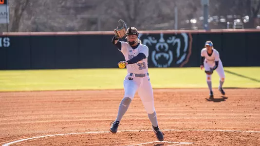 Alysen Rieth throws a pitch.